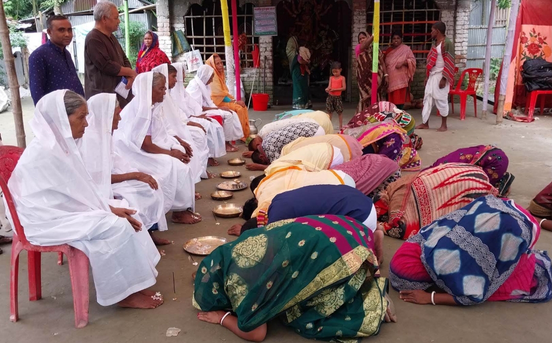 ফুলবাড়ীতে ৬ষ্ঠী পূজায় মায়ের সান্নিধ্য লাভ করতে চরণে পূজা-অর্চনা