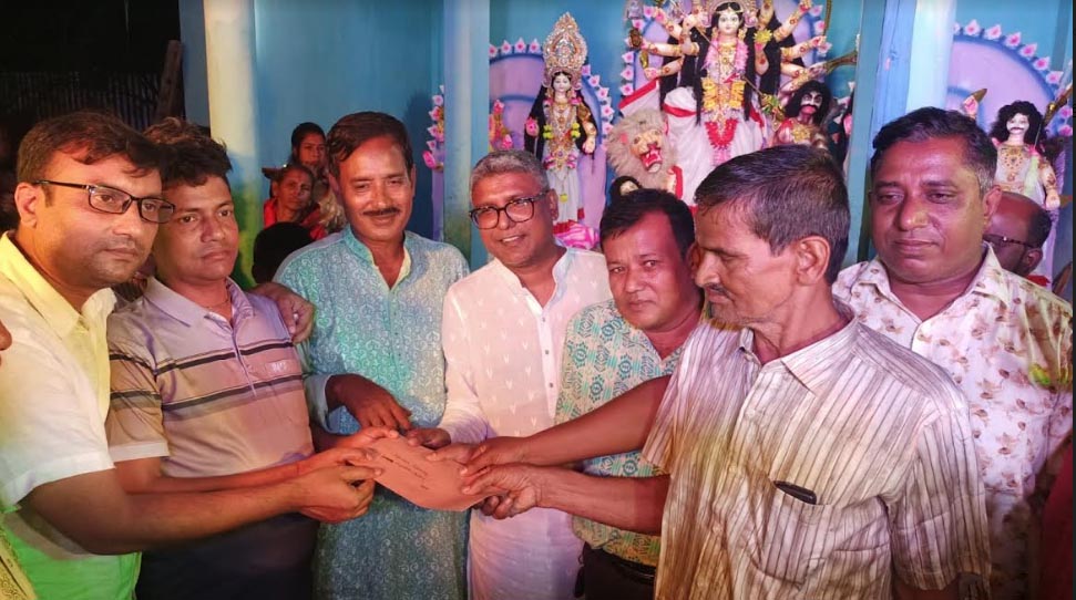পূজা মণ্ডপ পরিদর্শন ও আর্থিক অনুদান প্রদান করেন  এস.এম শাহিনুজ্জামান শাহিন