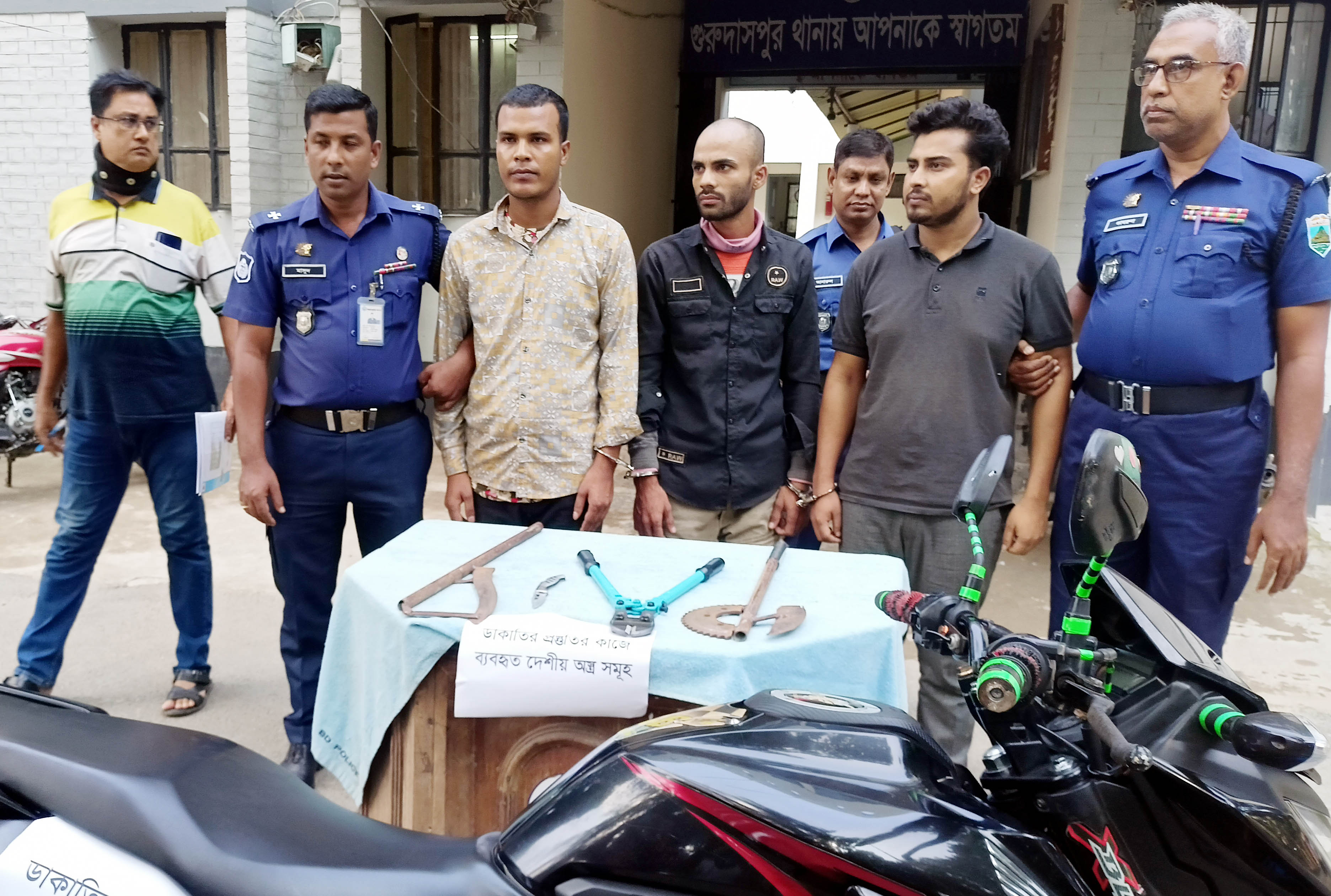 গুরুদাসপুরে তিন ডাকাতসহ আটজন আটক