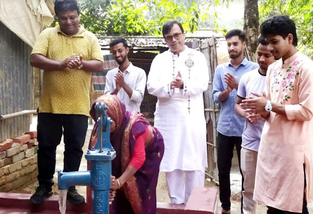 দুস্থ পরিবারে দেওয়া হলো টিউবওয়েল