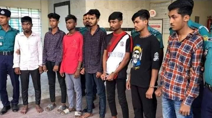 রাজশাহীতে দেশী অস্ত্র নিয় কিশোরদের উল্লাস