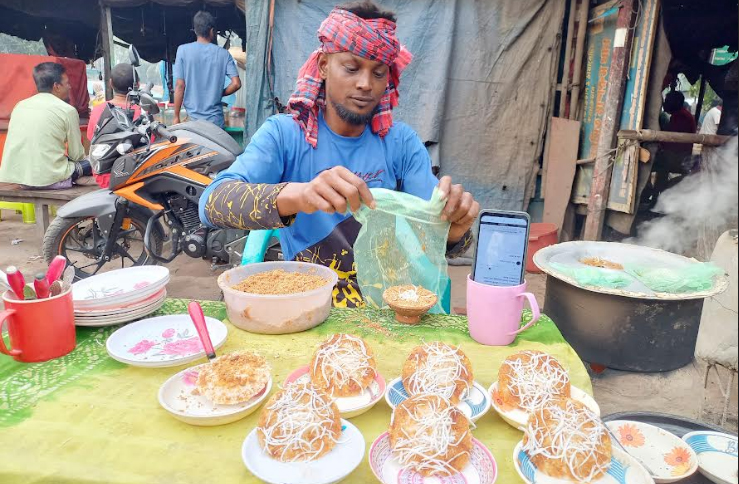 সিংড়ায় শীতের শুরুতে ভাপা পিঠার দোকানে ভিড়