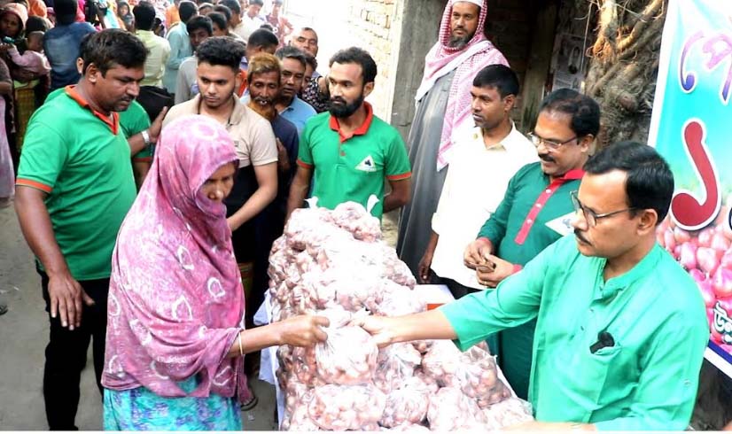 ৫০ টাকা কেজিতে পেঁয়াজ বিক্রি করে মানিকের নীরব প্রতিবাদ