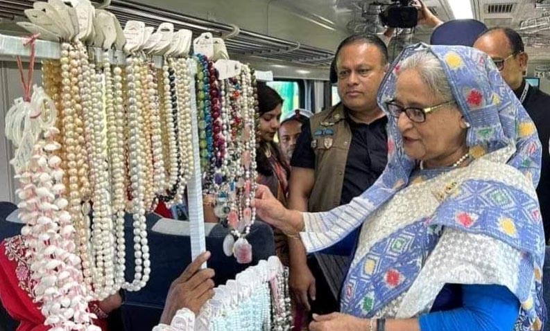 আমেনার মালা কিনেছিলেন প্রধানমন্ত্রী