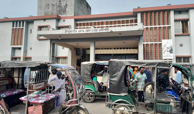 স্টেশনেই মিলছে কালোবাজারের টিকিট