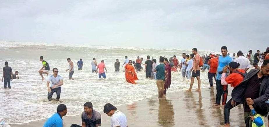 কক্সবাজার সমুদ্র সৈকতে ঢেউ দেখতে মানুষের ঢল