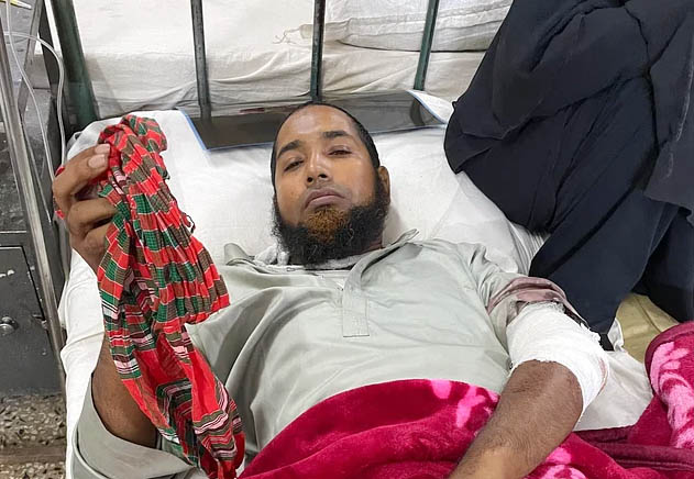 হামলা চালিয়েই হারিয়ে যান মুখোশধারীরা