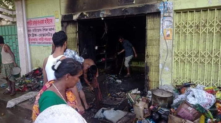 চকরিয়ায় দুর্বৃত্তের আগুনে পুড়ল অটোরিক্সা—দোকানঘর
