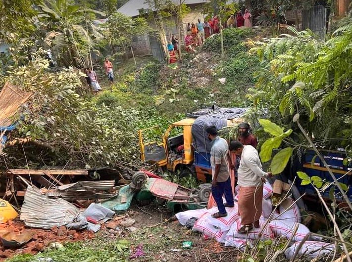 চিকিৎসার জন্য হাসপাতালে যাওয়ার পথে একই পরিবারের চারজনসহ ৫ জনের মৃত্যু
