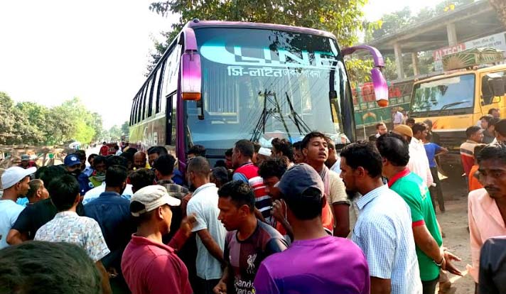 উল্লাপাড়ায় বাসের নিচে চাপা পড়ে মোটরসাইকেল চালকের মৃত্যু