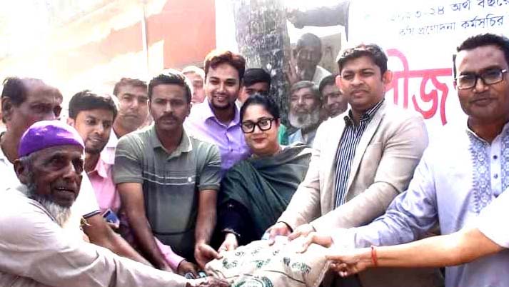 উল্লাপাড়ায় কৃষকদের মাঝে বীজ সার বিতরণ