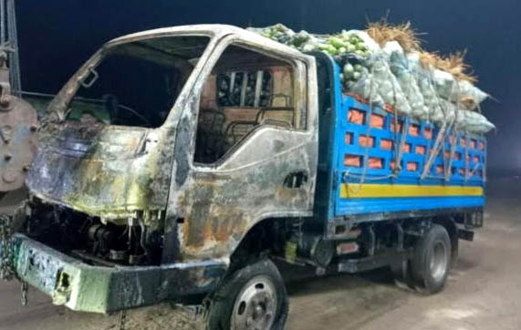 সিরাজগঞ্জের সবজি বোঝাই ট্রাকে আগুন দিয়েছে দুর্বৃত্তরা