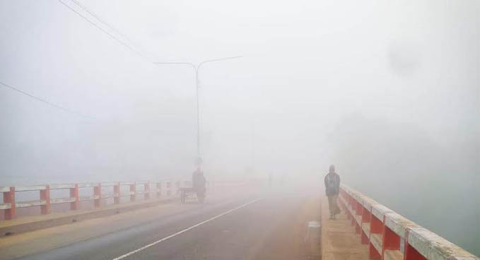 ঘনকুয়াশায় সূর্য্যের দেখা নেই, লাইট জ্বালিয়ে চলছে যানবাহন