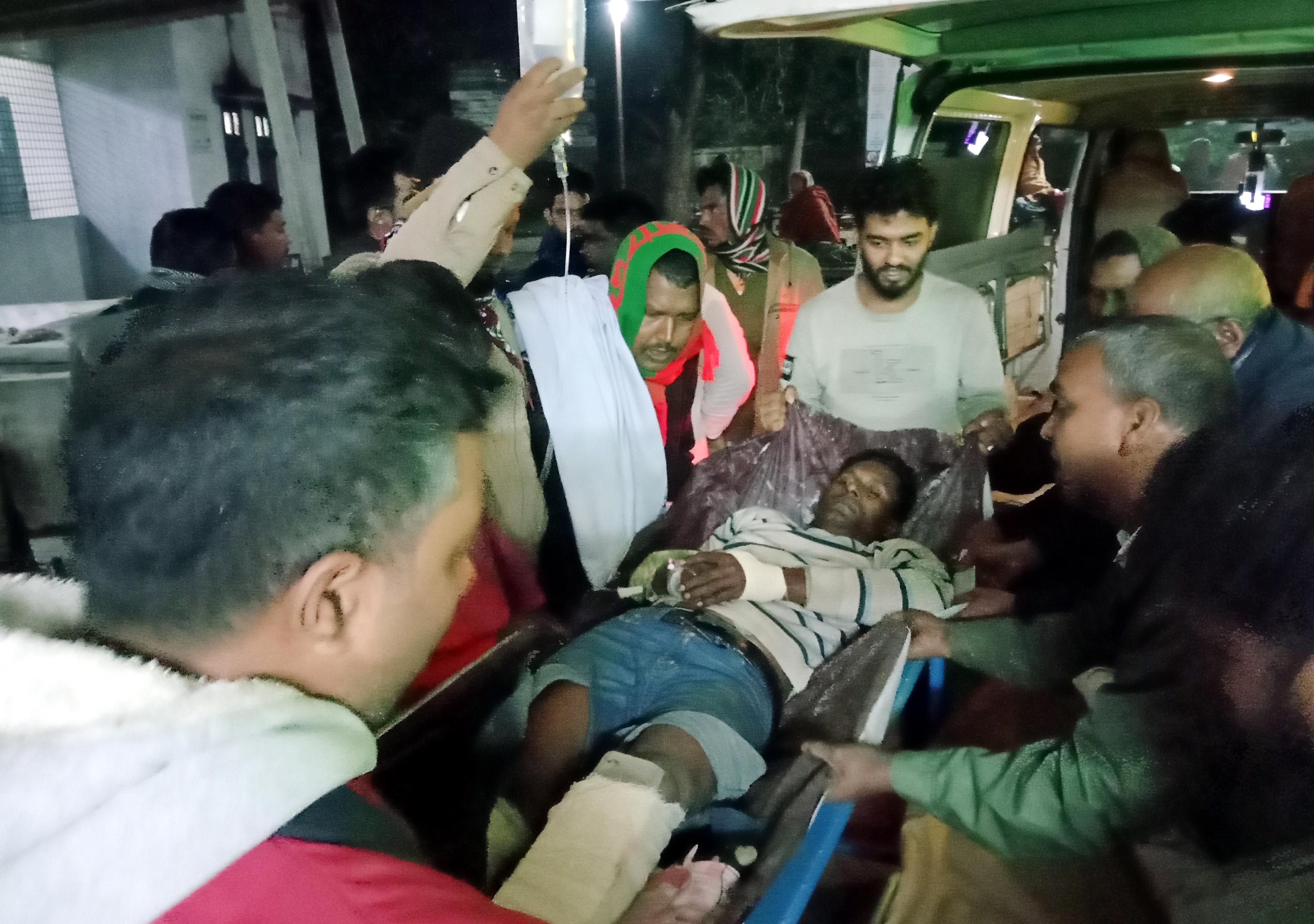 গুরুদাসপুরে স্বতন্ত্র প্রার্থীর দুই সমর্থককে পিটিয়ে হাত-পা ভেঙ্গে দিয়েছে নৌকার লোকজন