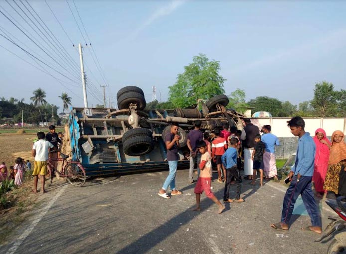 সিরাজগঞ্জে ট্রাক-মাইক্রোবাসের মুখোমুখি সংঘর্ষে পুলিশসহ ৫জন আহত 