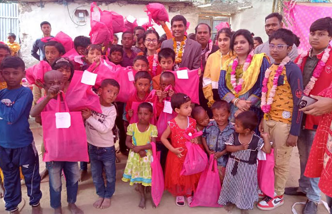 ফুলবাড়ীতে ক্ষুদ্র নৃ-গোষ্ঠীর দুস্থ্য শিশুদের মাঝে শীতবস্ত্র বিতরণ