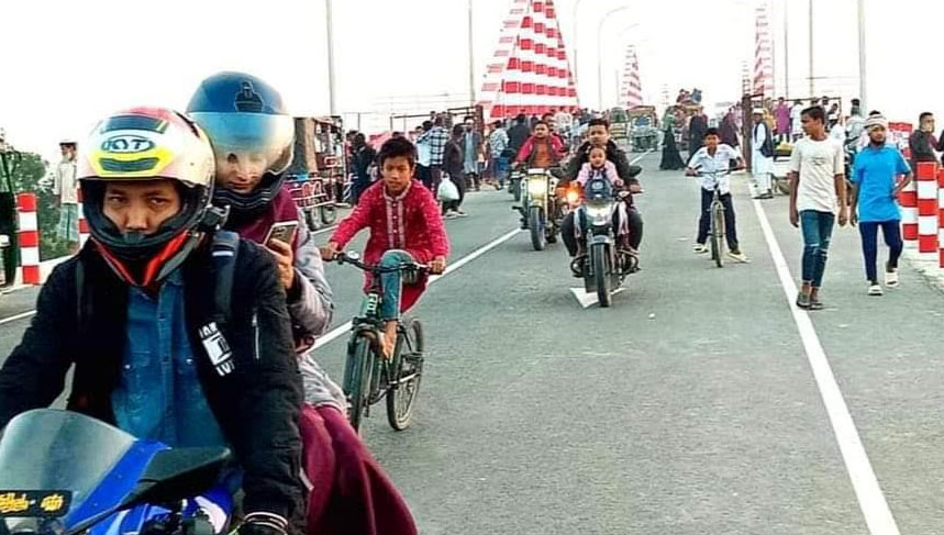 খুরুশকুল সেতুতে দশনার্থীর ভীড়