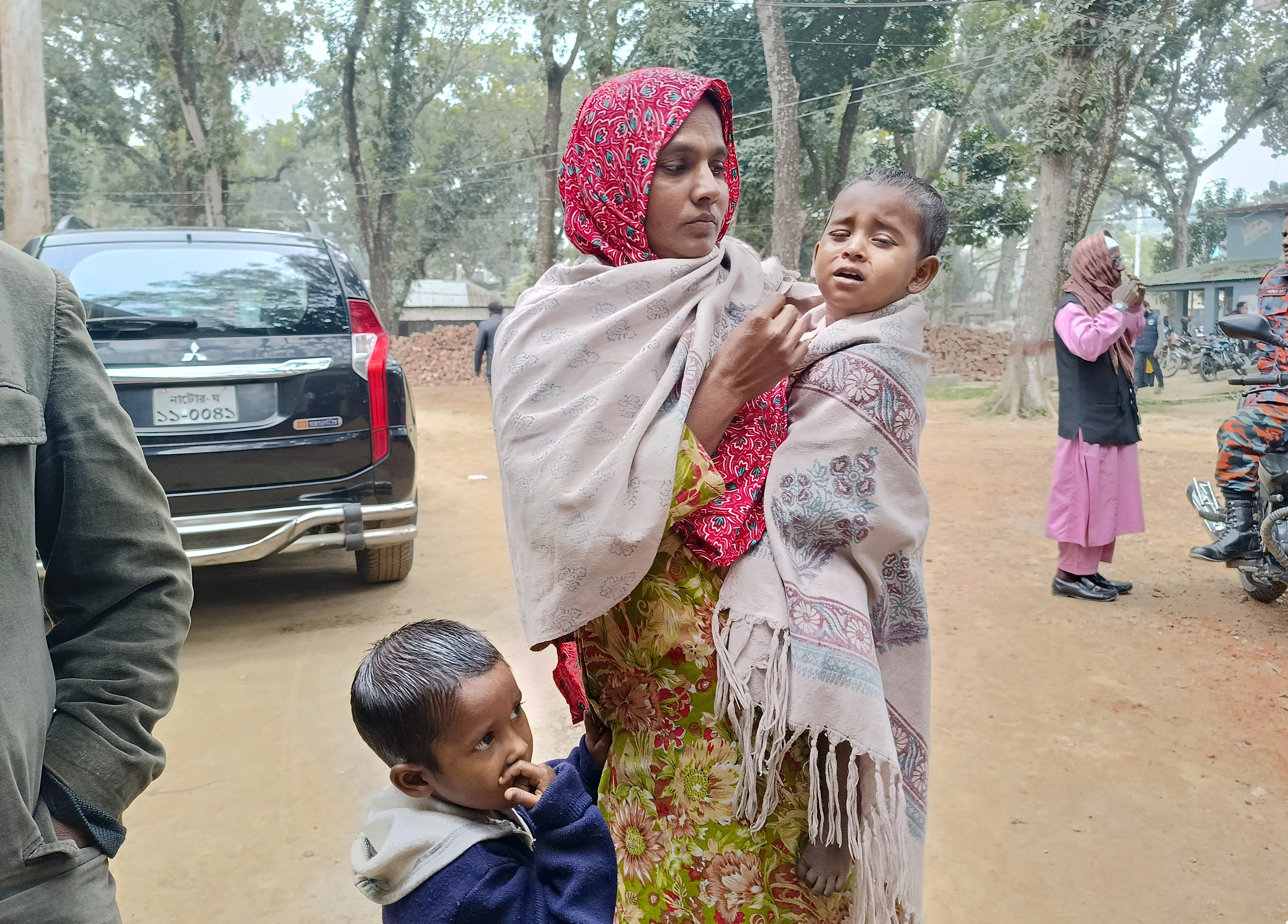 দুই সন্তানসহ পাওয়া বাকপ্রতিবন্ধী নারীর পরিচয় পাওয়া যাচ্ছেনা