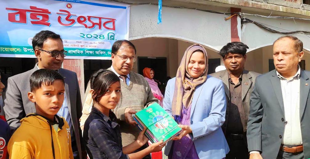 সিংড়ায় বছরের প্রথম দিনে বই উৎসব অনুষ্ঠিত