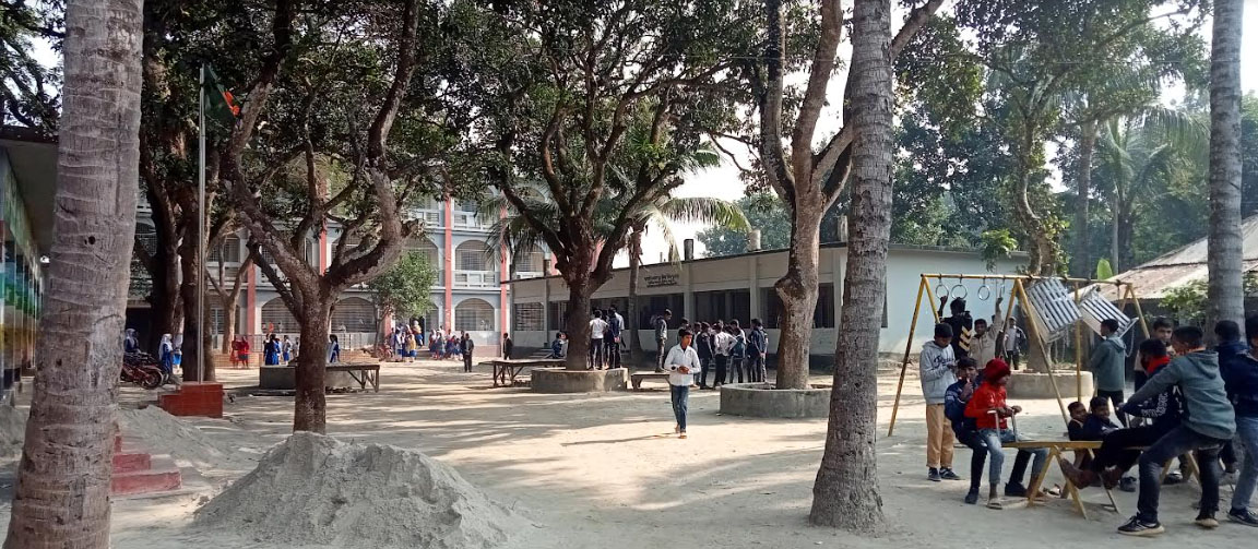 বদলগাছীতে সেশন ফি না দেওয়ায় দেরিতে বই পেল রাফিউল