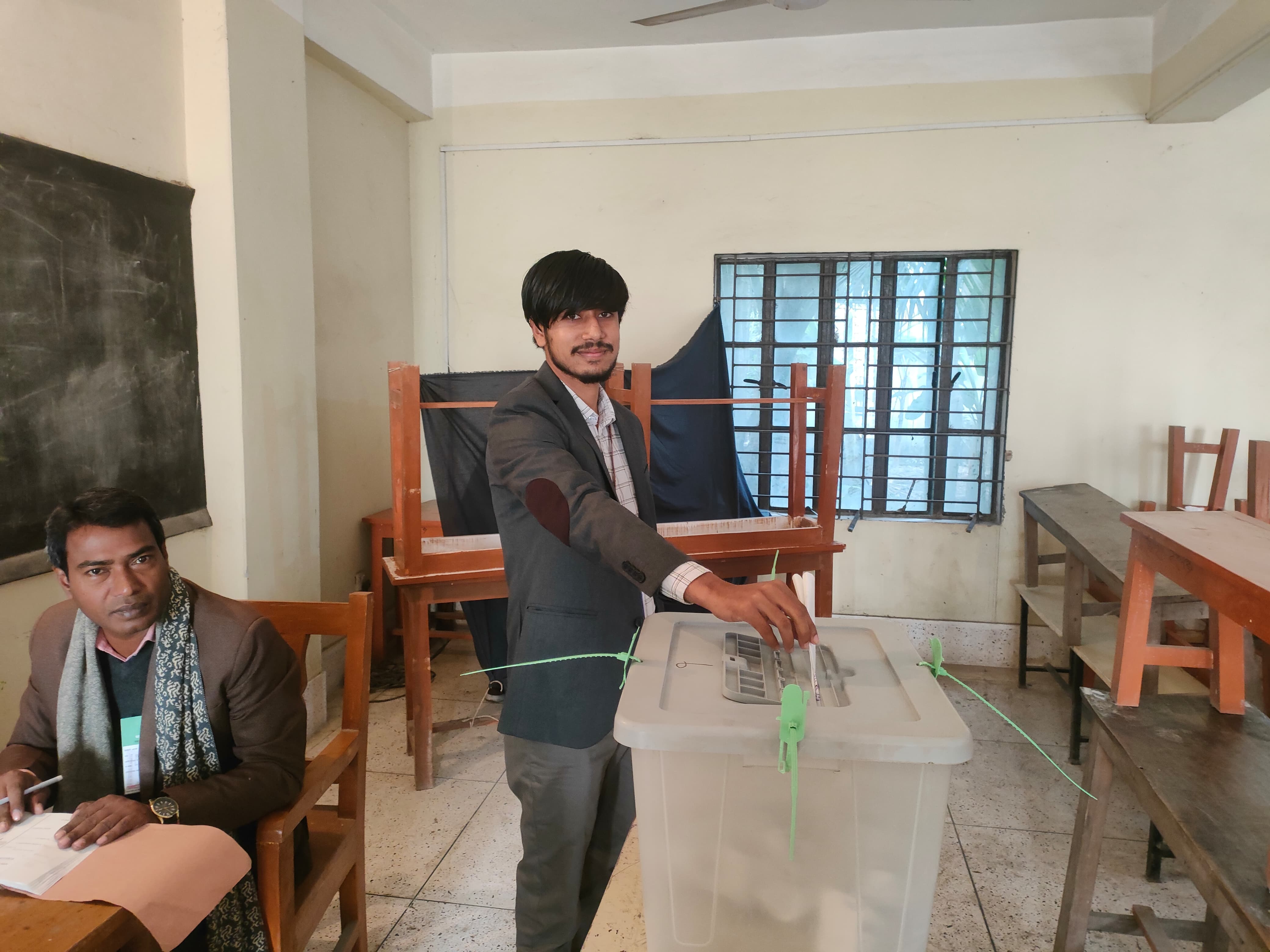 দেশজুড়ে ভোট গ্রহণ চলছে