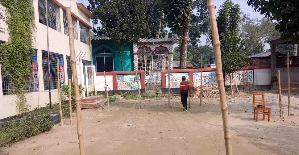 উল্লাপাড়ায় ভোট কেন্দ্রে হামলা, ককটেল বিস্ফোরণ