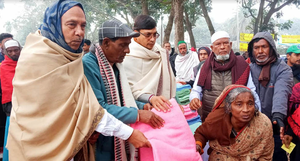 উল্লাপাড়ায় শীতার্তদের মাঝে পৌর কাউন্সিলের কম্বল বিতরণ