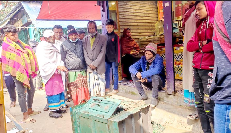 তিতাসে ৫টি স্বর্ণের দোকানে ডাকাতি, নগদ টাকাসহ অর্ধকোটি টাকার স্বর্ণালংকার লুট