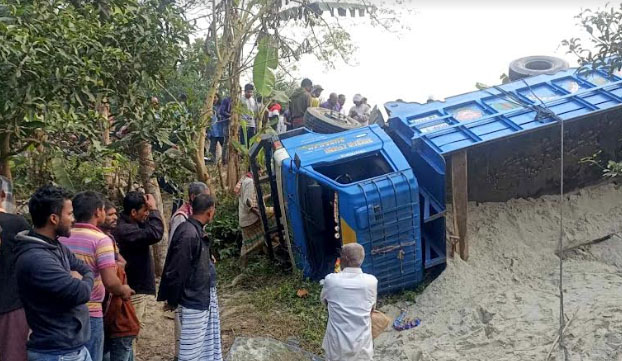 বাগাতিপাড়ায় ট্রাক উল্টে বালু শ্রমিকের মৃত্যু