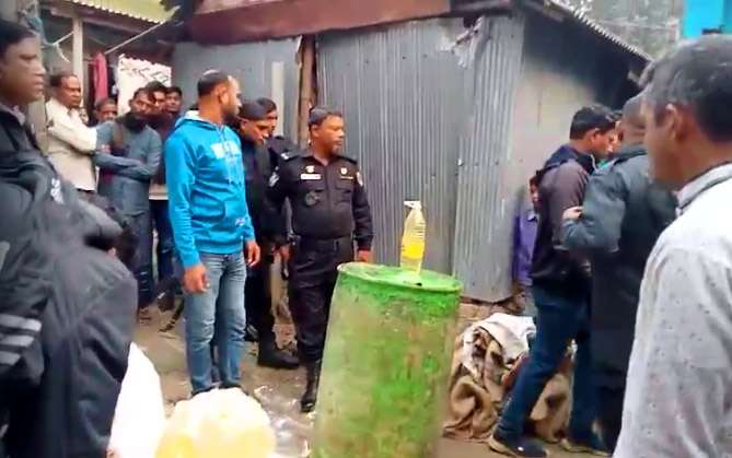 ডিলারের বিক্রি করা টিসিবির ১৭৫ বোতল তেল উদ্ধার