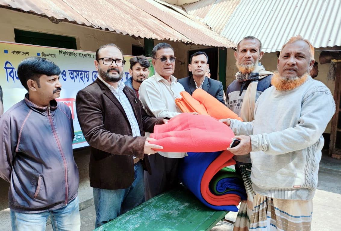 গুরুদাসপুরে নিজস্ব অর্থায়নে শীতার্তদের মাঝে শীতবস্ত্র দিলেন ব্যারিস্টার রঞ্জু