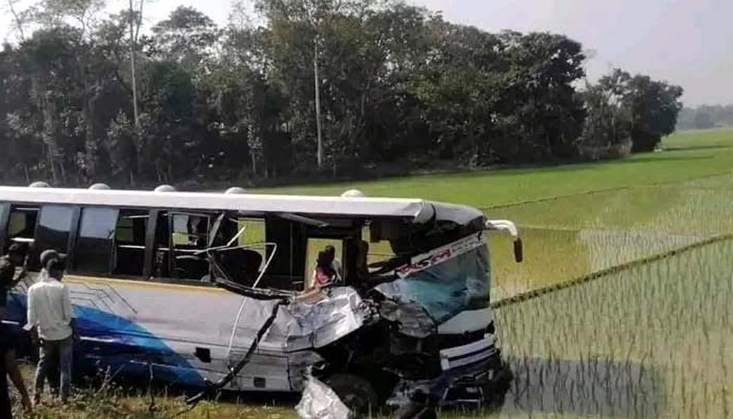 চকরিয়ায় বাস ও কভার ভ্যান মুখোমুখি সংঘর্ষে ২ জন নিহত