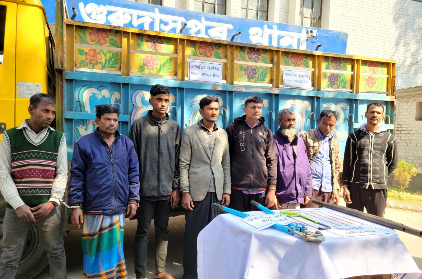 ডাকাতি করতে যাওয়ার সময় পুলিশের হাতে ধরা
