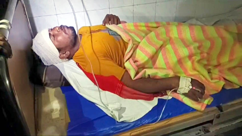 পূর্ব শত্রুতার জেরে ভ্যান চালককে কুপিয়ে জখম