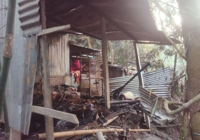 আগুনে পুড়ে ছাই ইতির তিনটি ঘর