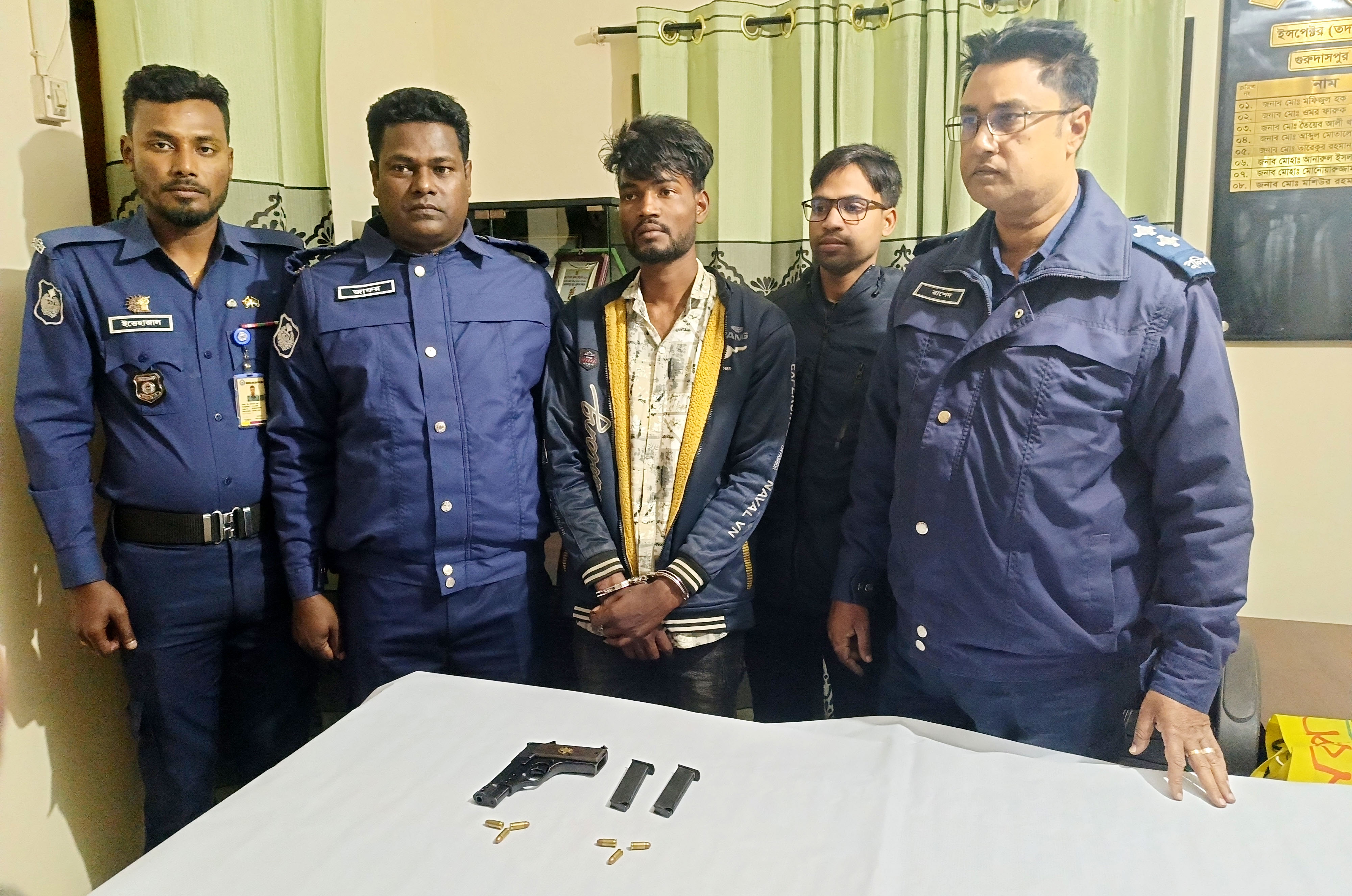 বিদেশি পিস্তল গুলি-ম্যাগাজিনসহ  যুবক গ্রেপ্তার