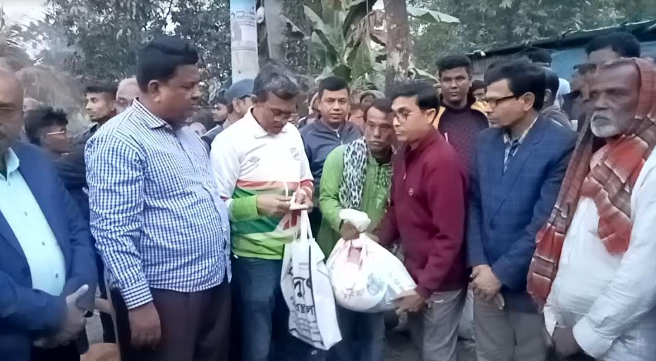 অগ্নিকাণ্ডে ক্ষতিগ্রস্ত পরিবারের মাঝে খাদ‍্য সামগ্রী ও বস্ত্র বিতরণ