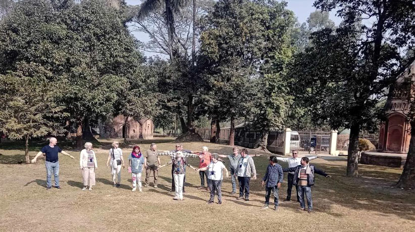 উল্লাপাড়ার প্রাচীন নবরত্ন মন্দির পরিদর্শনে বিদেশী পর্যটক দল