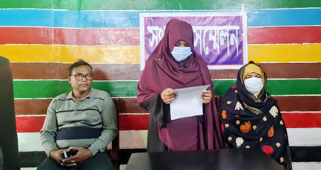 বড়াইগ্রামে সন্তানের সাথে যৌতুকের টাকাও ফেরত চান স্ত্রী