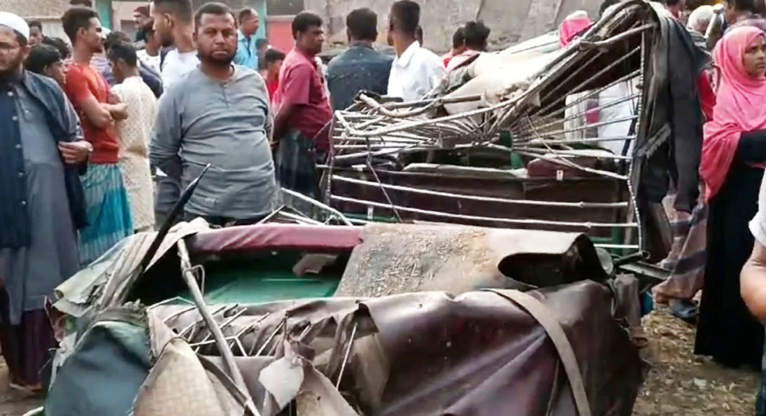 ট্রাক পিকআপ দুটোই বেপরোয়া, গেল চার প্রাণ
