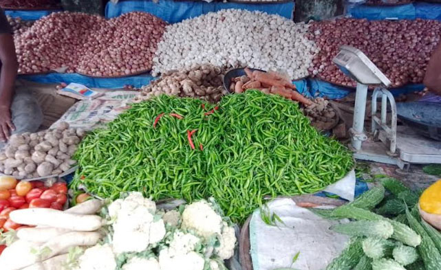 ফুলবাড়ীতে কাঁচা মরিচের দাম কমায় স্বস্তি