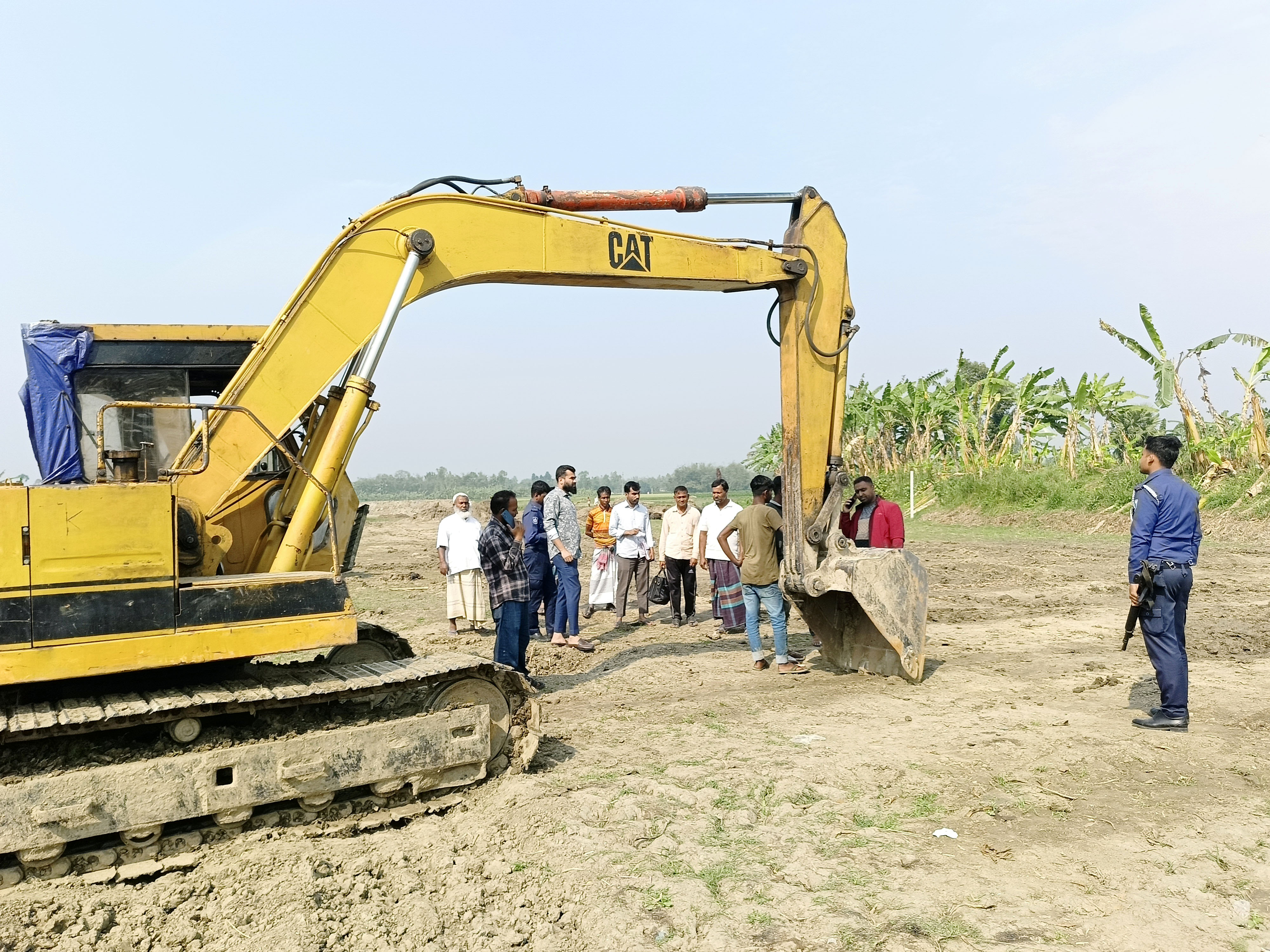 গুরুদাসপুরে পুকুর খননের দায়ে অর্থদণ্ড, খননযন্ত্র জব্দ
