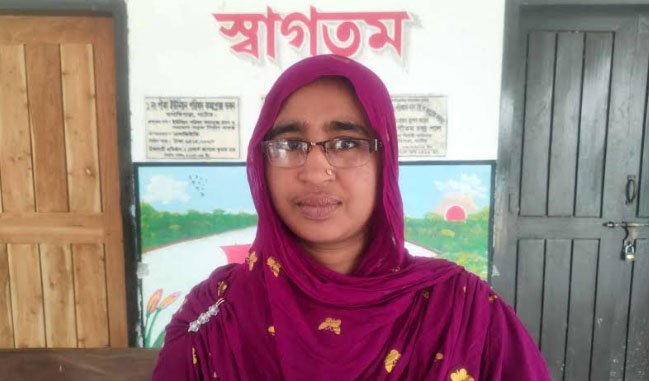 বাগাতিপাড়ায় এসএসসি পরীক্ষা দিচ্ছেন এক নারী ইউপি সদস্য