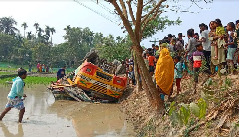 পিকনিকের বাস খাদে পড়ে শিশুসহ আহত অর্ধশত
