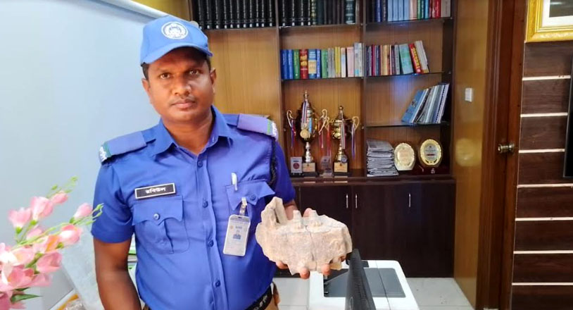 ফুলবাড়ীতে কষ্টি পাথরের ভগ্নদশার মর্তি উদ্ধার