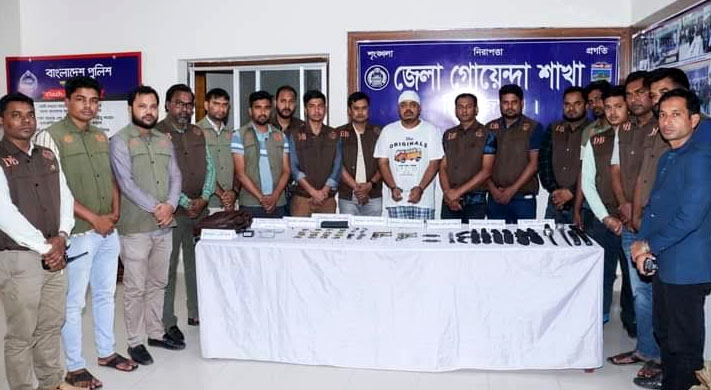 ছাত্রকে গুলি করা সেই শিক্ষক দুই পিস্তলসহ চাকু নিয়ে ক্যাম্পাসে আসতেন