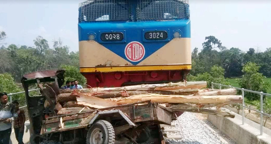 কক্সবাজার এক্সপ্রেসের সাথে গাছ বোঝাই নসিমনের ধাক্কা