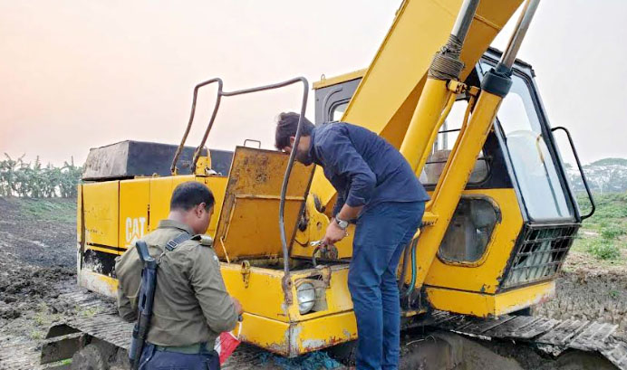 বড়াইগ্রামে ফসলি জমিতে পুকুর খনন বন্ধে অভিযান ৫০ হাজার টাকা জরিমানা