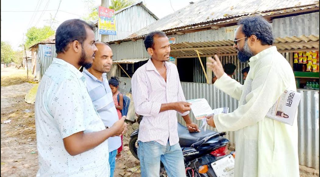 সিংড়ায় পরিবেশ ও প্রকৃতি সুরক্ষায় লিফলেট বিতরণ 