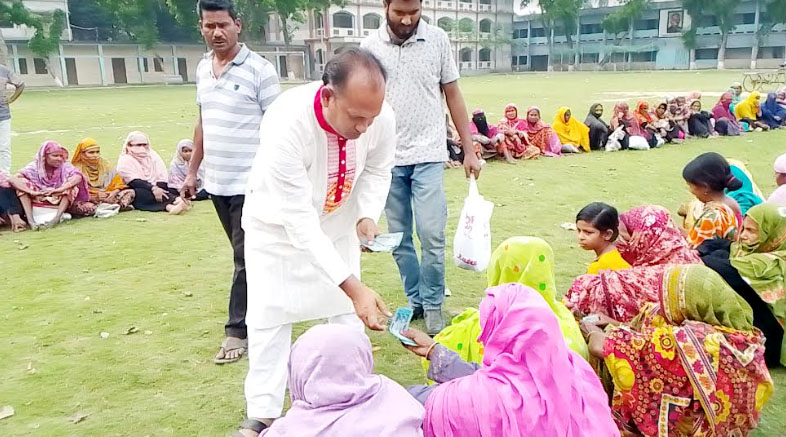 চেয়ারম্যান প্রার্থী আহম্মদ আলীর ঈদ উপহার বিতরণ